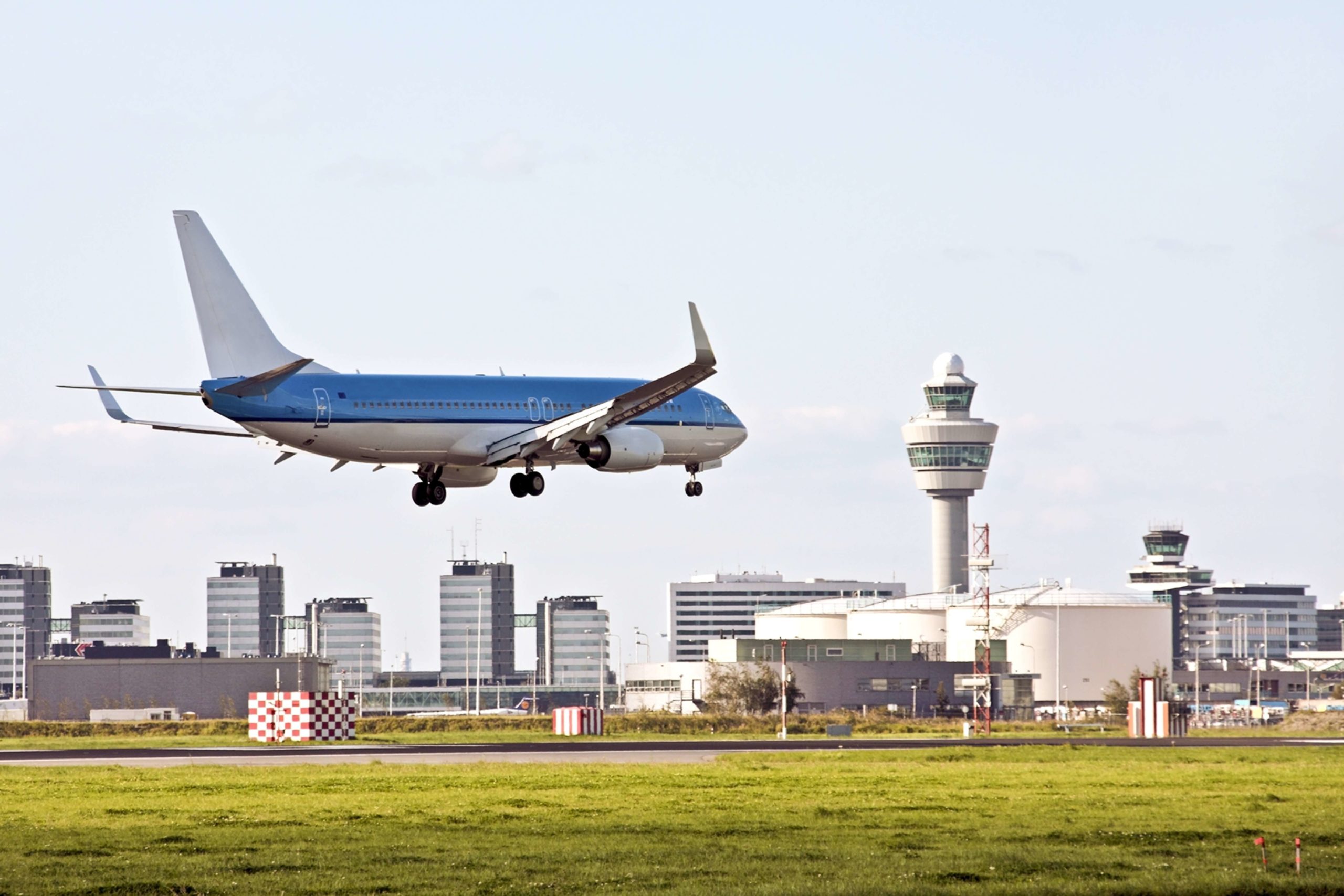 Schiphol will offer security guards a new salary to end the chaos at the airport