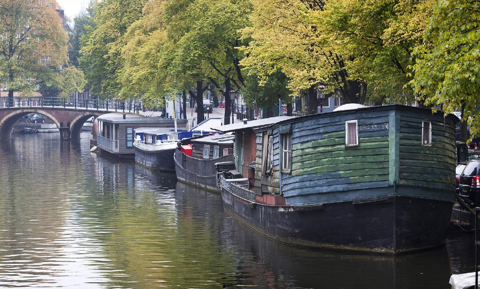 Dogger, “Amsterdam's oldest houseboat” with a history of 134 years, was removed from the Prinsengracht Canal.