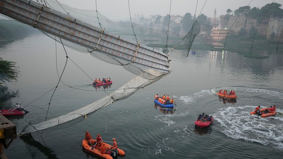 Video: Bridge collapsed in India, hundreds of people fell into the river