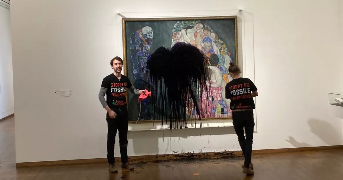 VIDEO: The new target of the activists is Klimt: They threw ink