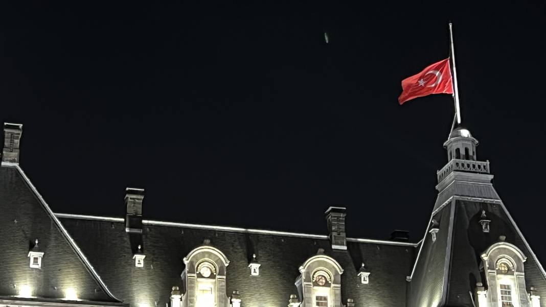 Turkish flag was hung on the city hall in the Netherlands for solidarity