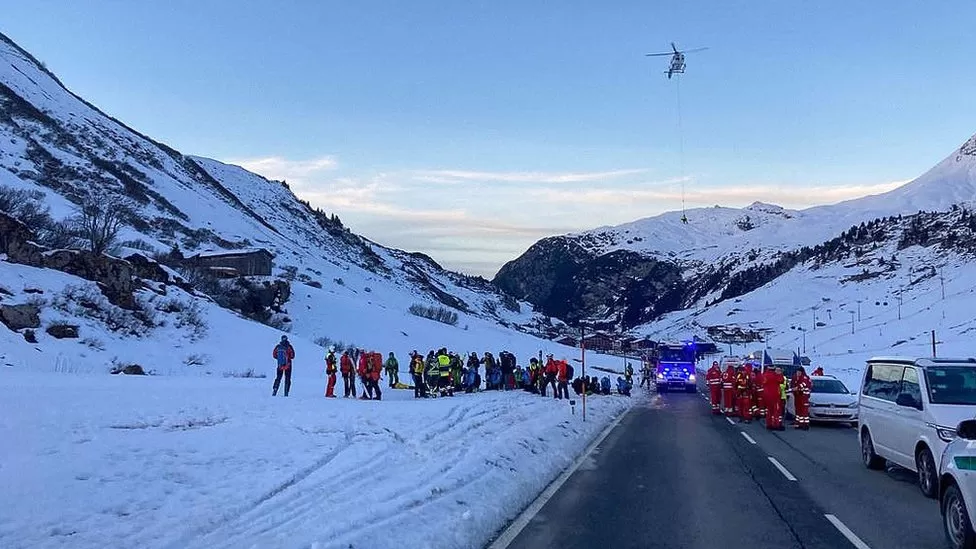 9 people fell under avalanche at a ski resort in Austria