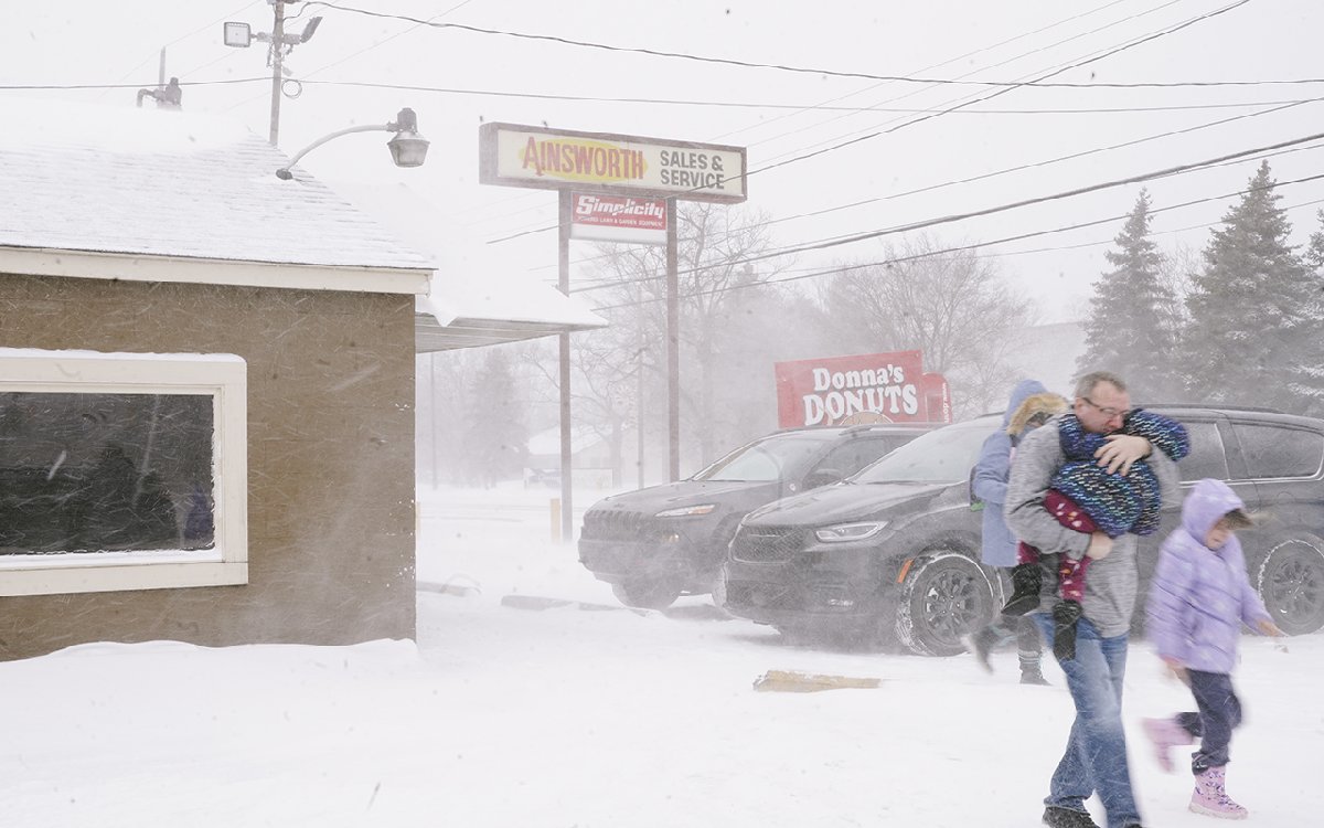 Dozens of people died in the USA from the freezing cold thousands of homes were left without electricity 2