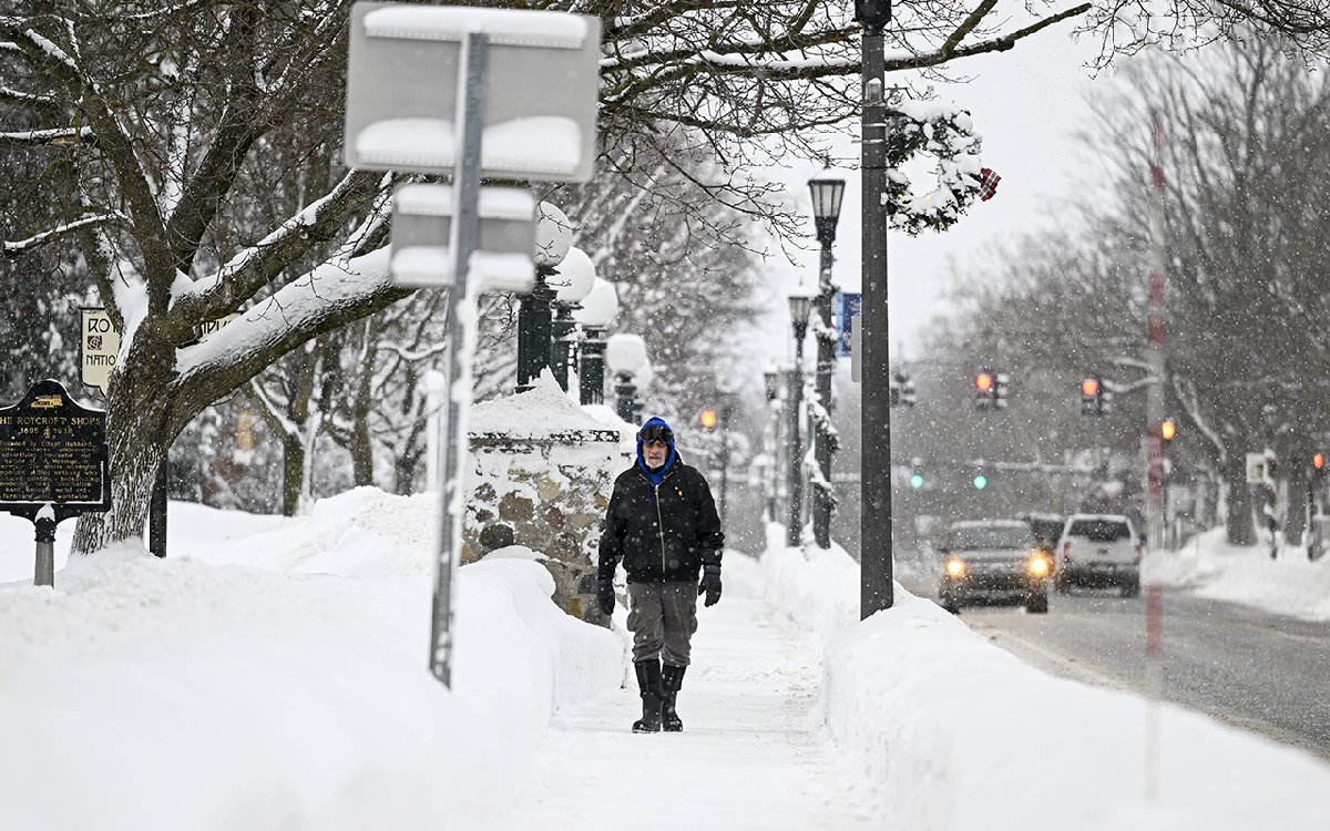 Dozens of people died in the USA from the freezing cold thousands of homes were left without electricity 4