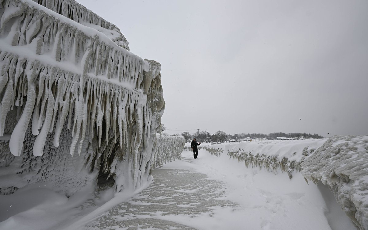 Dozens of people died in the USA from the freezing cold thousands of homes were left without electricity 6