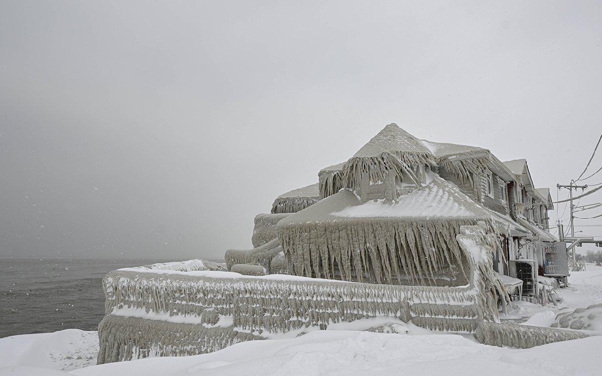 Dozens of people died in the USA from the freezing cold thousands of homes were left without electricity 7