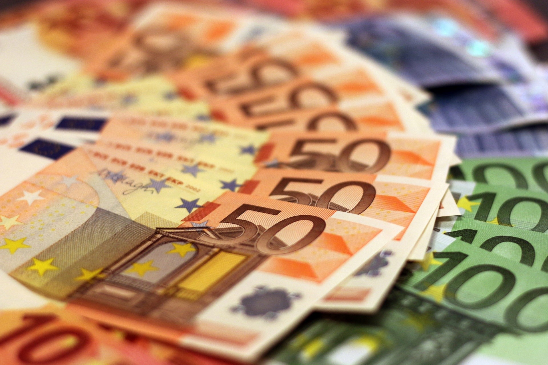 Euro banknotes turn 21