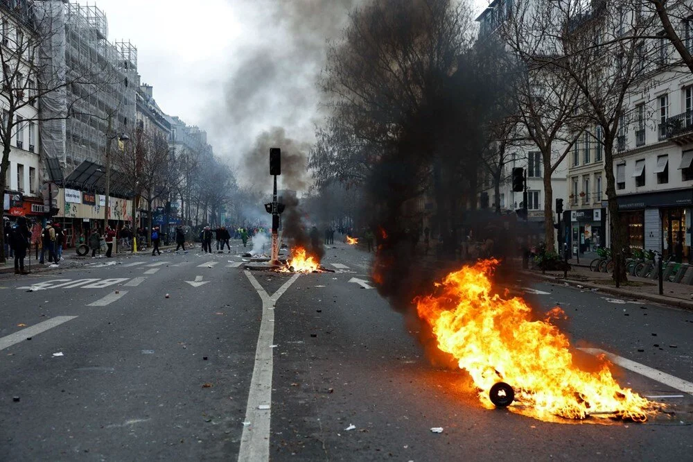 Protests in France spread to another country 3