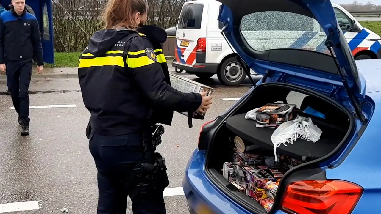 VIDEO Police in the Netherlands seize 900 kilos of fireworks during highway control