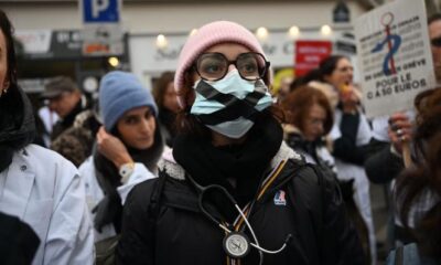 Physicians in France demonstrate to improve working conditions