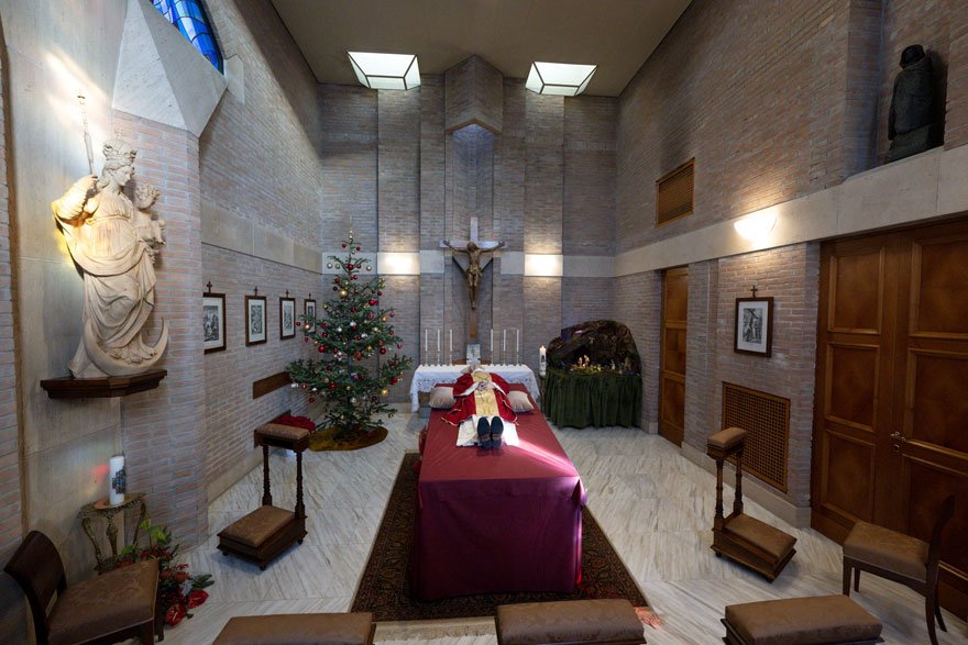 Pope Benedicts dead body on display at the Vatican today