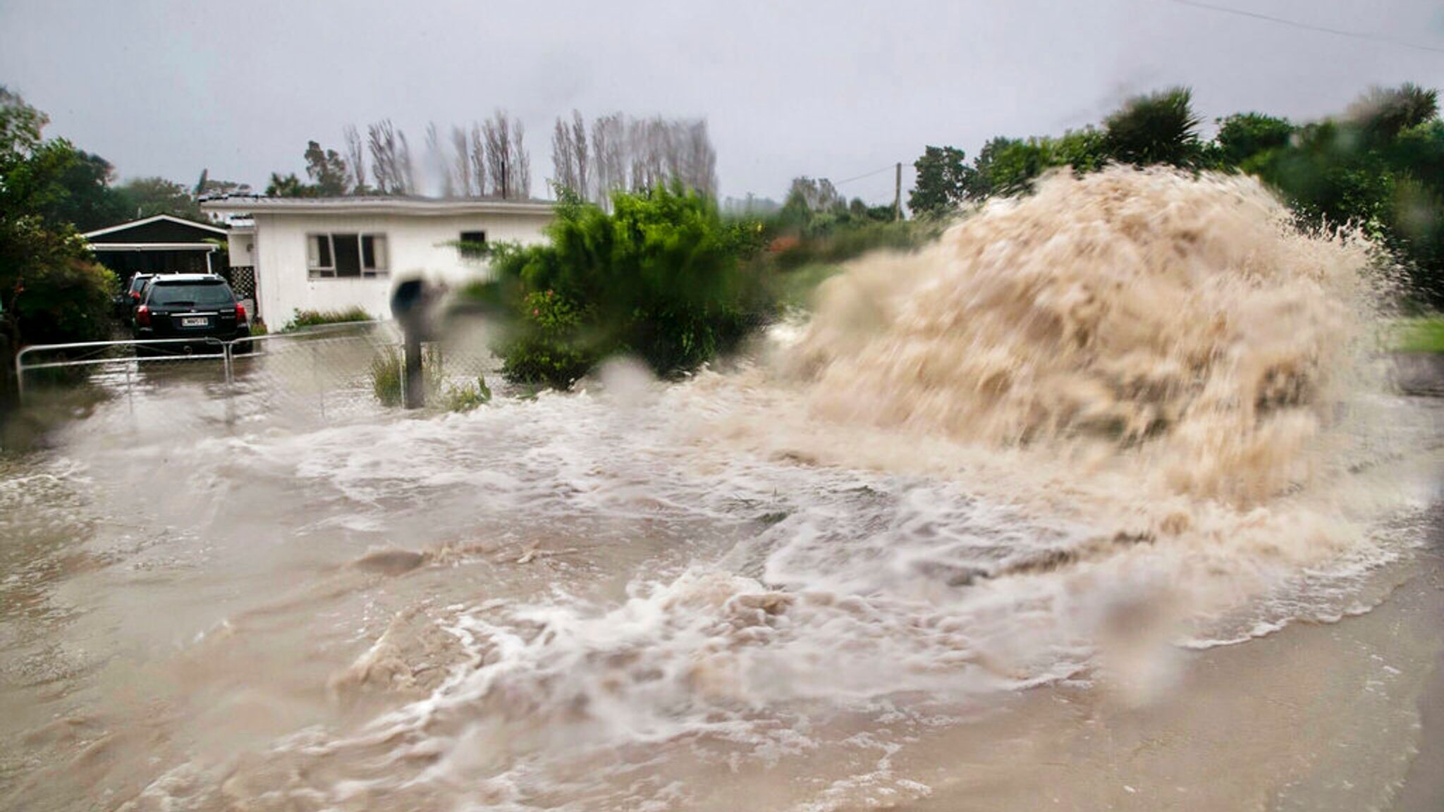 Gabrielle hits New Zealand 100 people missing