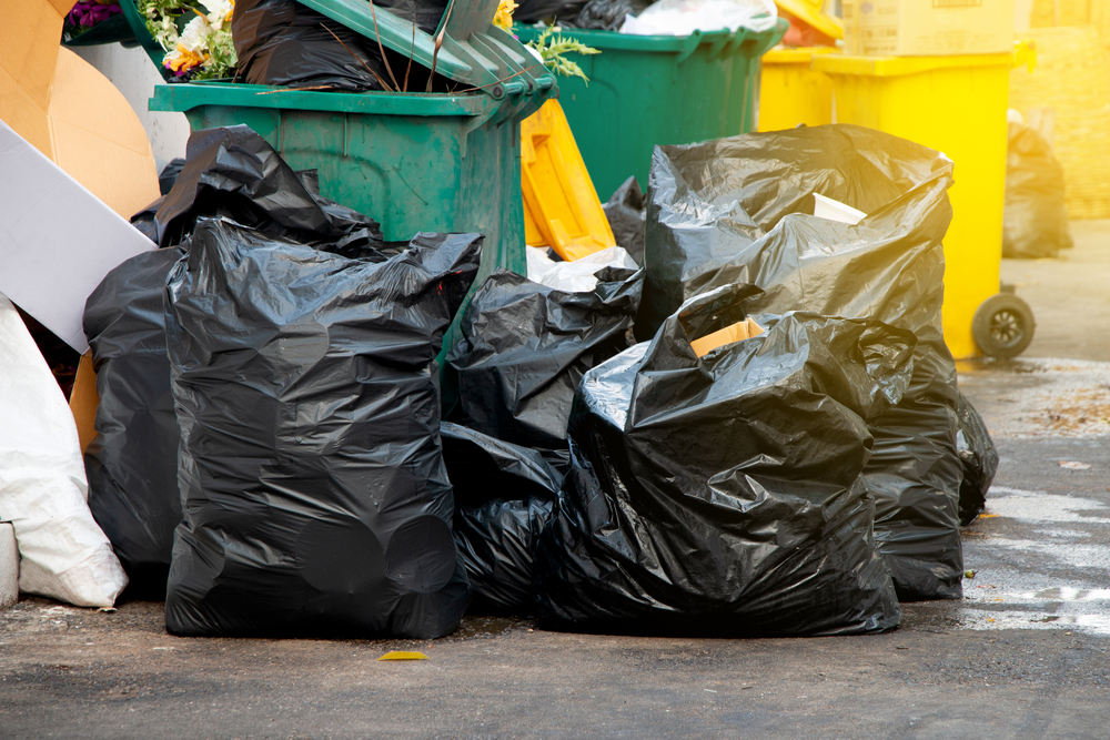 Garbage piles up in Amsterdam town center on first day of strike 1