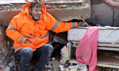 The father could not let go of the hand of his daughter whom he lost in the earthquake