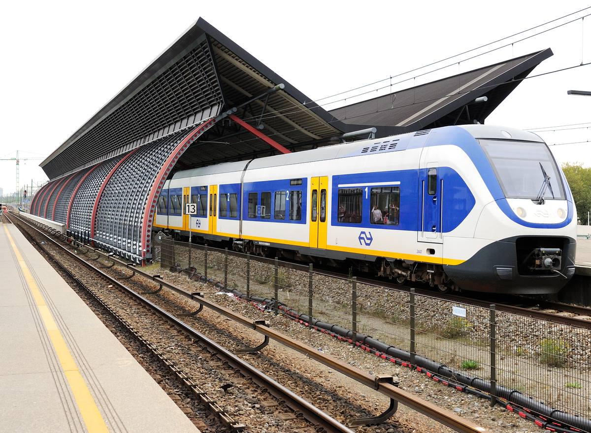 Train traffic around Amsterdam stopped due to signal failure