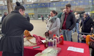 Turks in the Netherlands send the income of the food they sell to earthquake victims