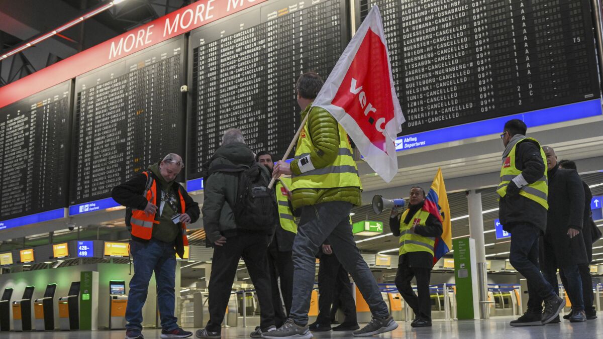 Warning strike at German airports affects 300000 passengers