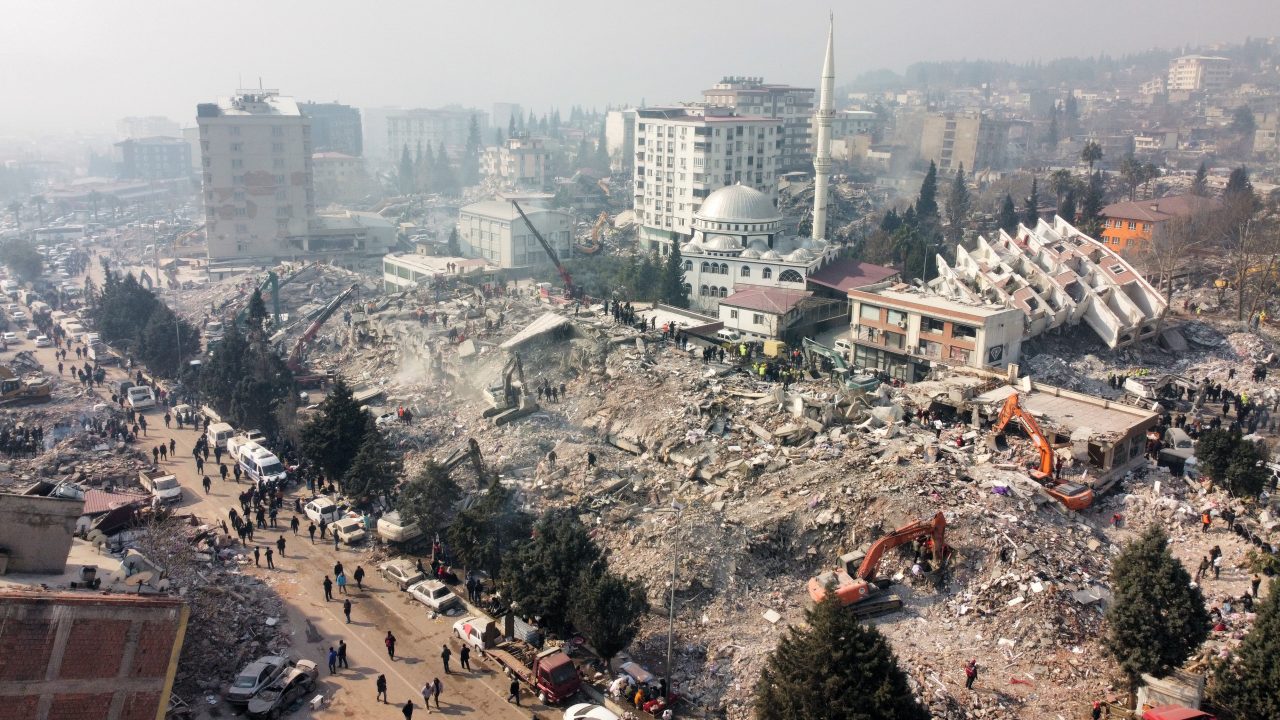 Why does Turkey which teaches the Netherlands to build earthquake resistant housing suffer so much destruction