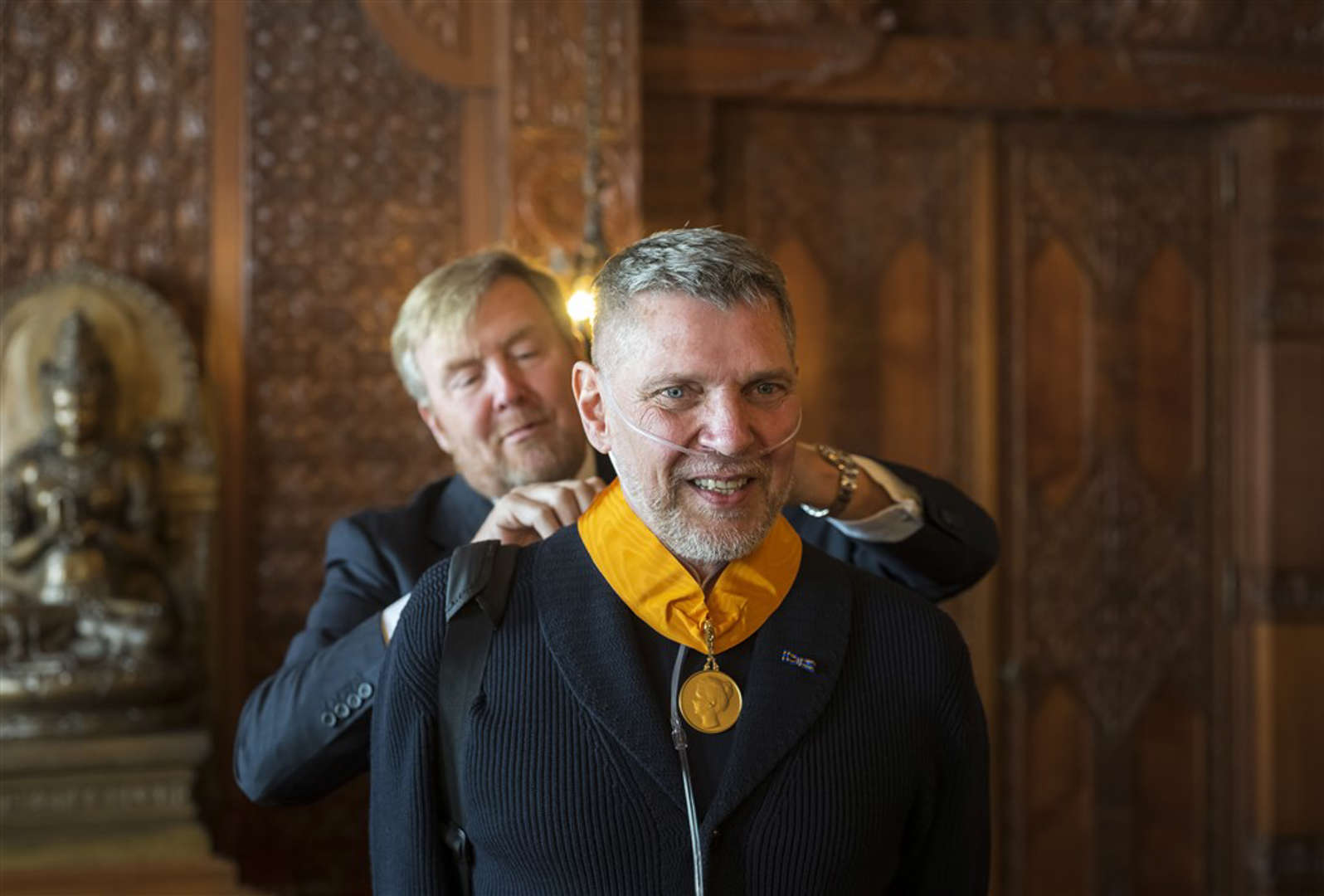 Dutch photographer Erwin Olaf receives award from Willem Alexander 1