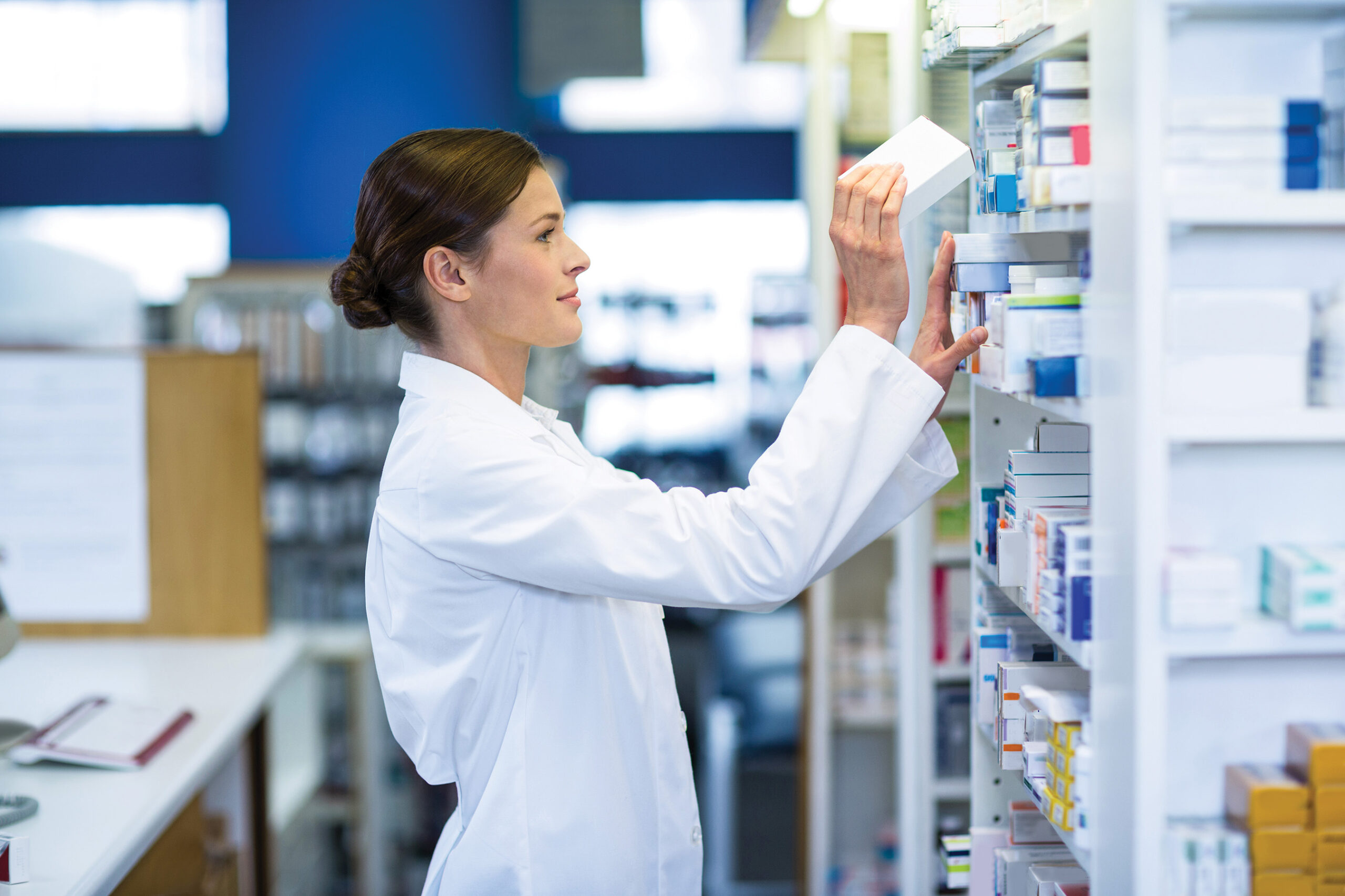 Hundreds of thousands of Dutch continue to take medication without consulting a doctor