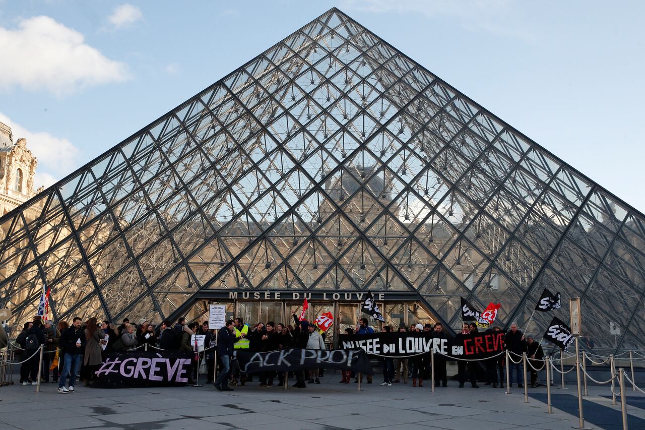 Pension riot in France Entrances to the Louvre Museum are closed 1 1