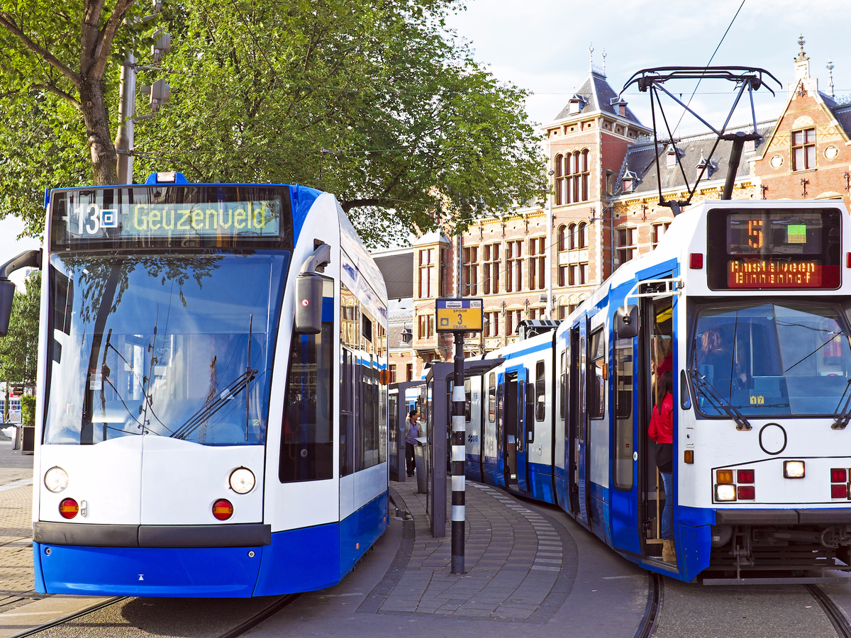 Free public transport ticket for low income families in Amsterdam