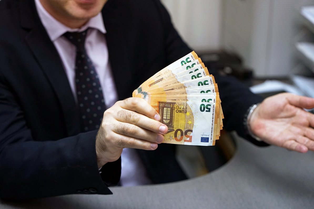 Increasing number of civil servants taking bribes in the Netherlands