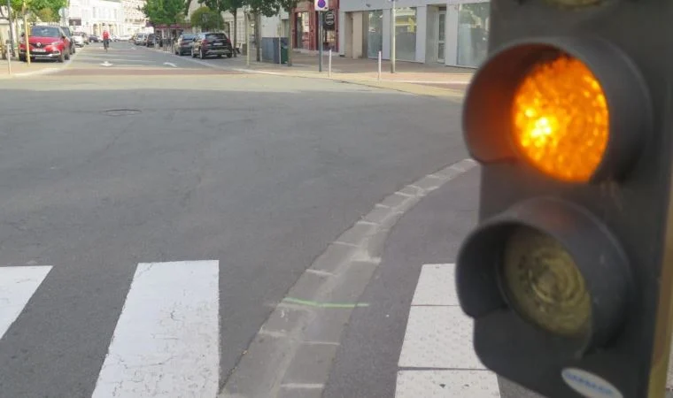 Orange light added to traffic lights in France