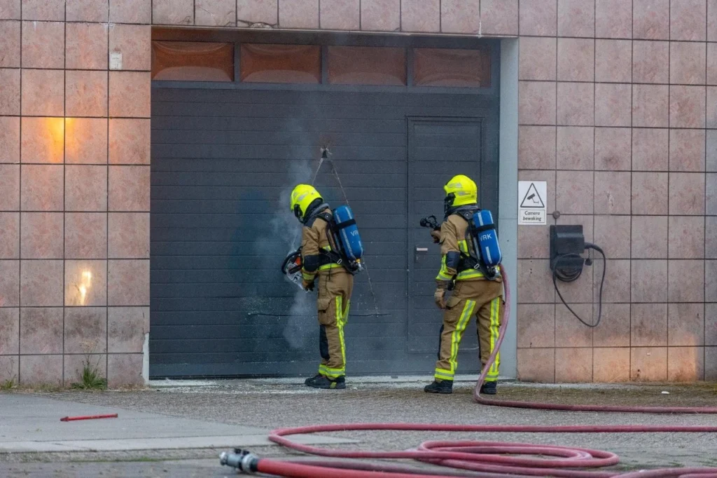 Fierce fire in business premises Waarderpolder quickly extinguished 1