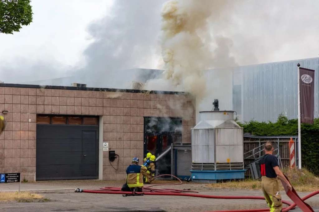 Fierce fire in business premises Waarderpolder quickly extinguished