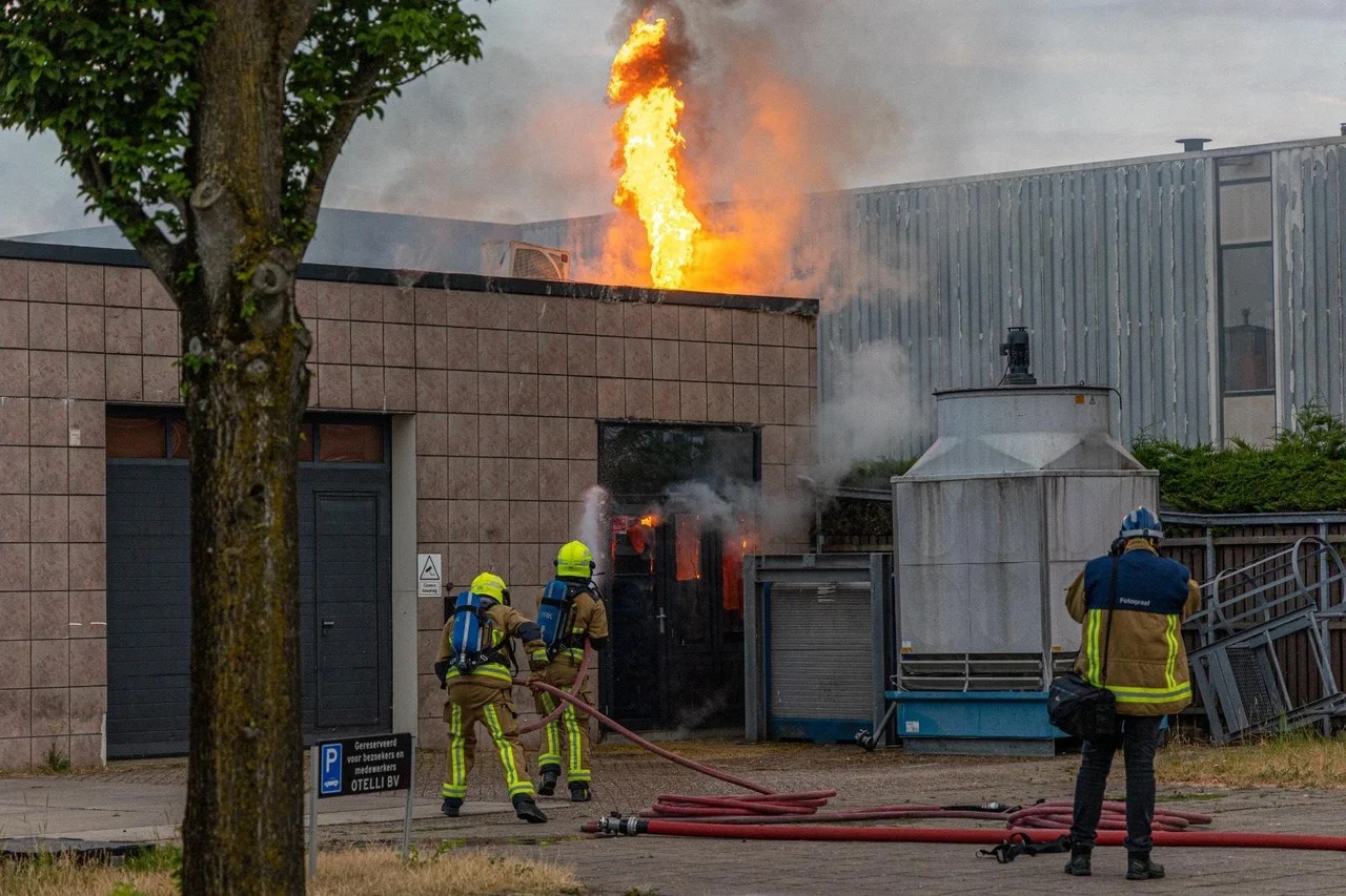 Fierce fire in business premises Waarderpolder quickly extinguished 3