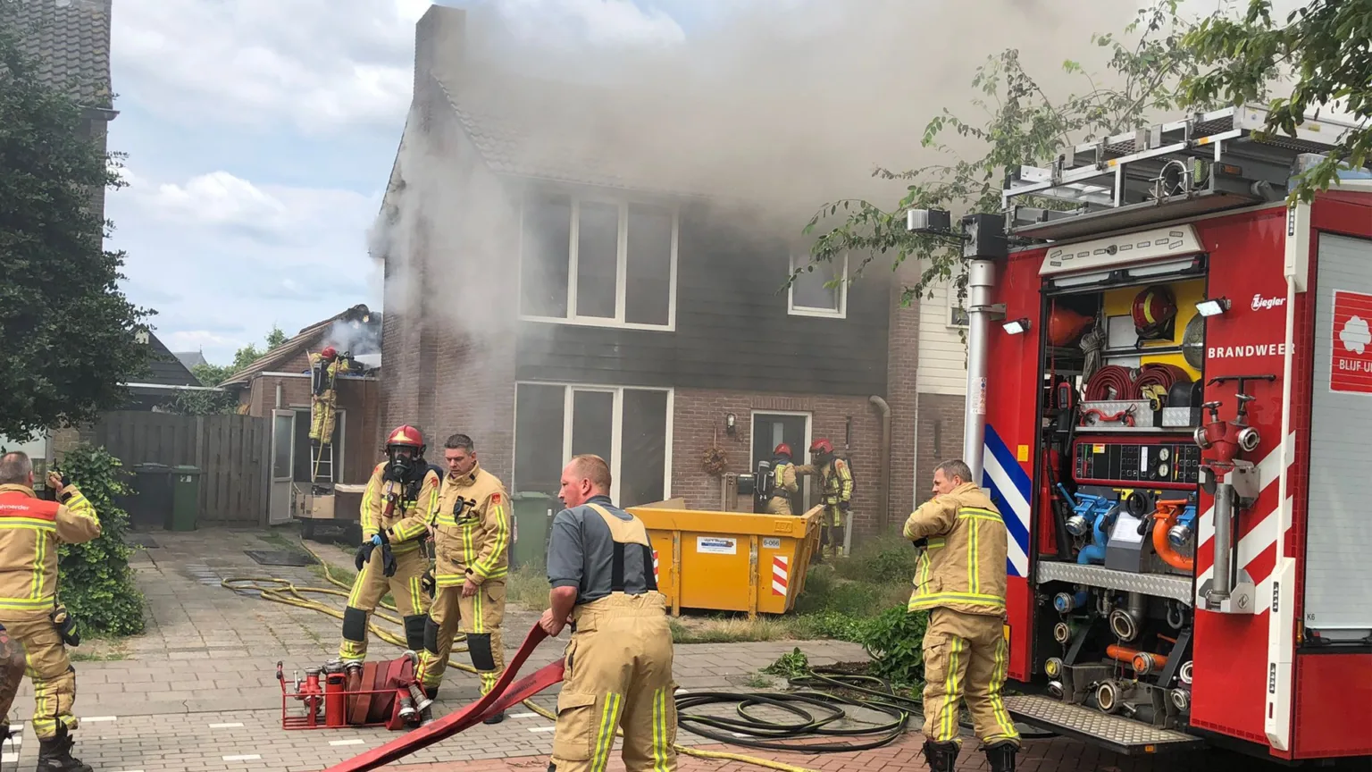 House fire in Deurne spreads to the second building