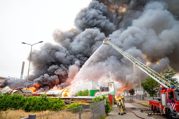 Large fire in Keileweg warehouse in Rotterdam West close windows and doors 2