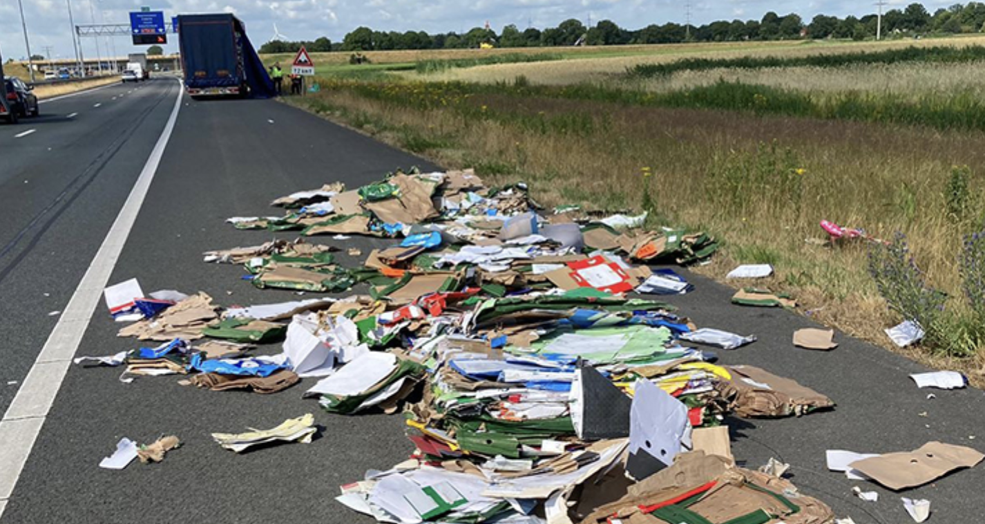 Truck loses part of its load on A7 in the Netherlands